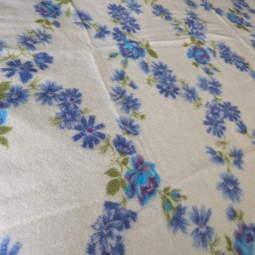 Vtg Cottagecore Blue Purple Floral Lattice Queen/Full Fleece Blanket Satin Trim
